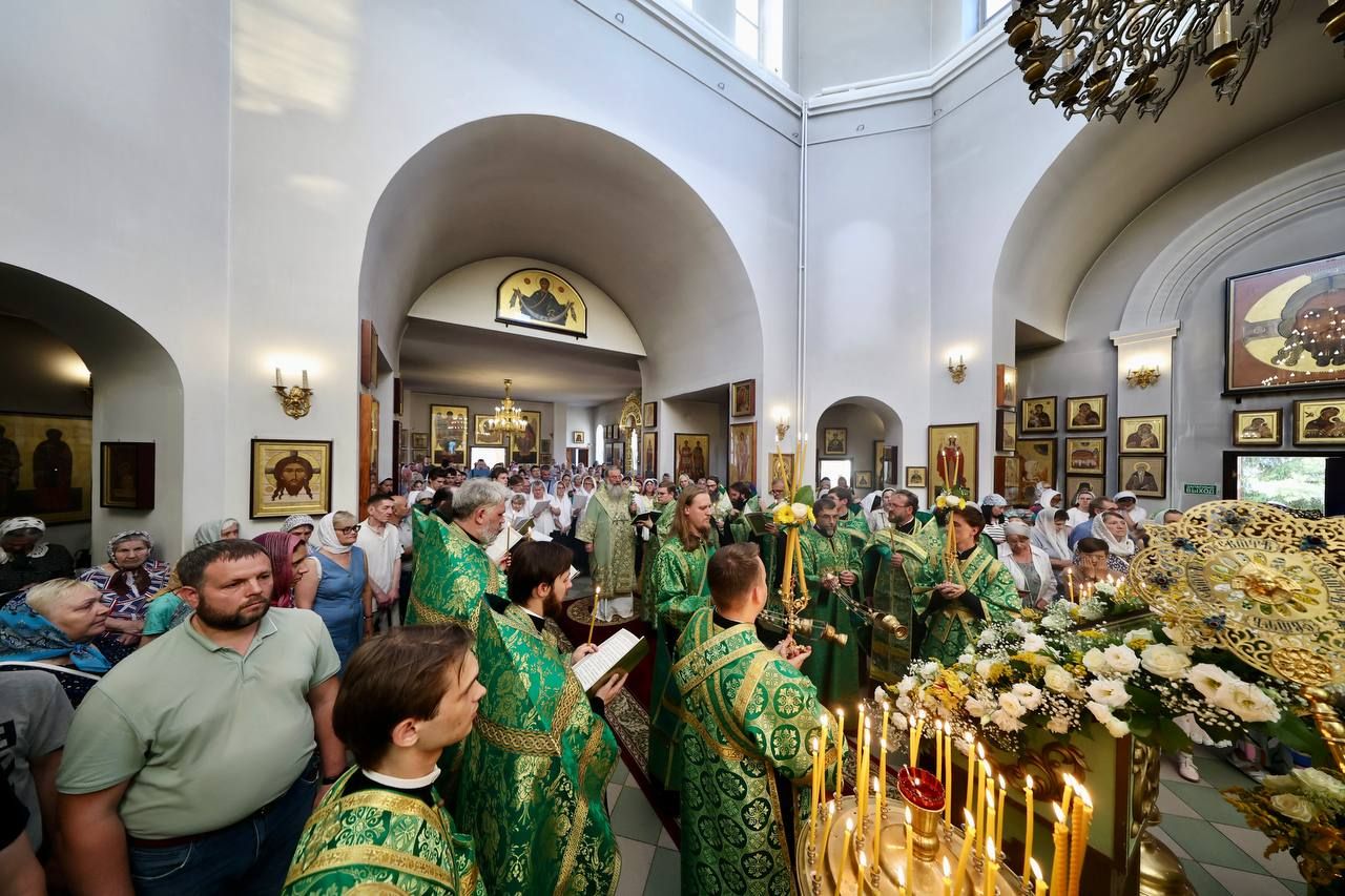 В канун престольного праздника митрополит Кирилл совершил всенощное бдение в Серафимовском храме Казани