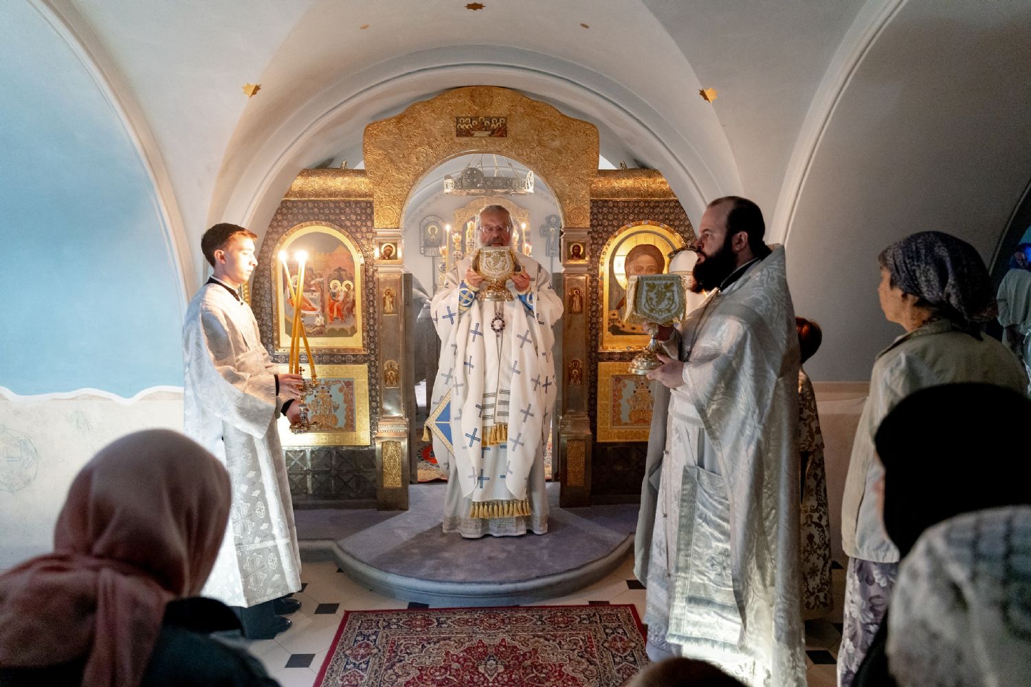 В день предпразднства Преображения Господня митрополит Кирилл совершил Литургию в Пещерном храме Казанского собора
