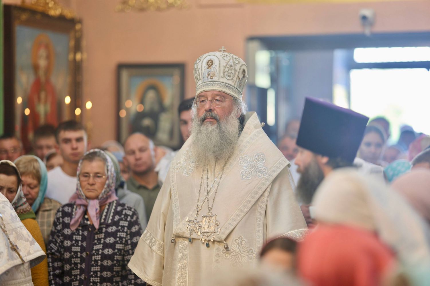 В Неделю 11-ю по Пятидесятнице митрополит Кирилл совершил Литургию в Петропавловском храме города Кукмор