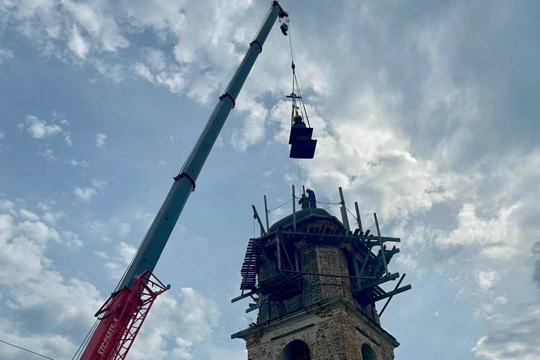 На колокольню старинного Преображенского храма в селе Юматово водружён крест