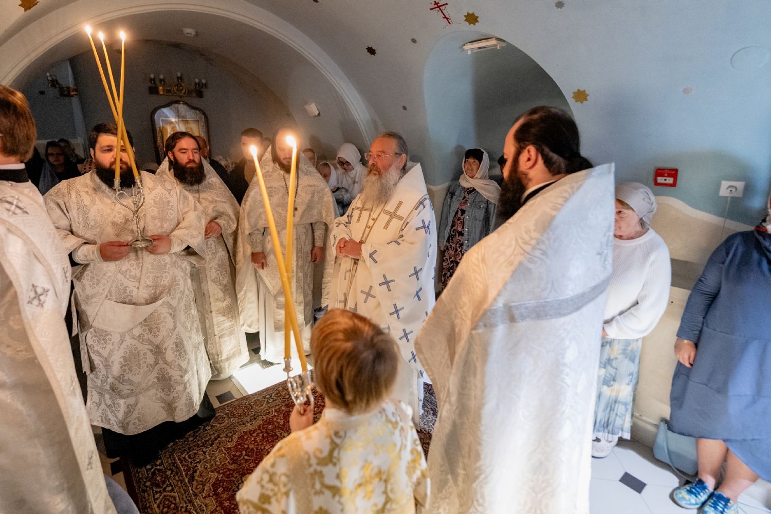 В день отдания праздника Преображения Господня митрополит Кирилл совершил Литургию в Пещерном храме Казанского кафедрального собора