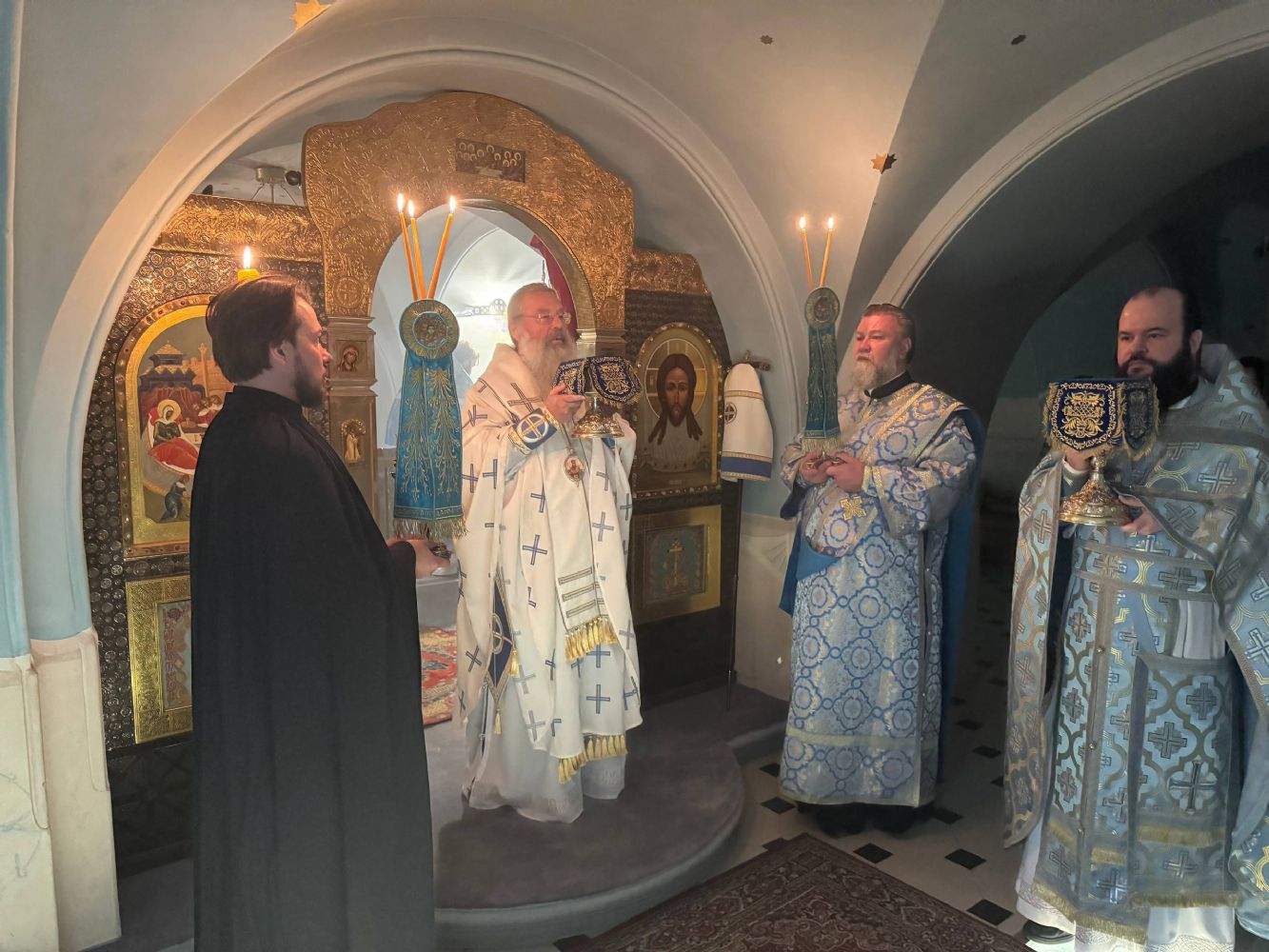 В праздник иконы Богородицы «Неопалимая Купина» митрополит Кирилл совершил Литургию в Пещерном храме Казанского кафедрального собора