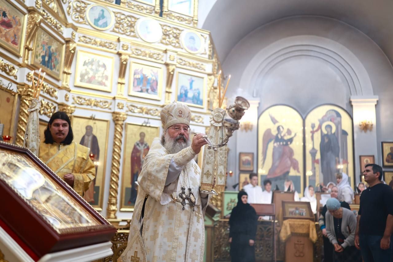 В предпразднство Рождества Богородицы митрополит Кирилл совершил Литургию в Серафимовском храме Казани
