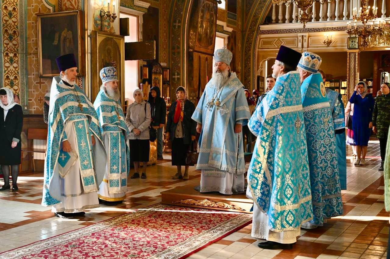 В день памяти Богоотец Иоакима и Анны митрополит Кирилл совершил Литургию в Никольском соборе Казани