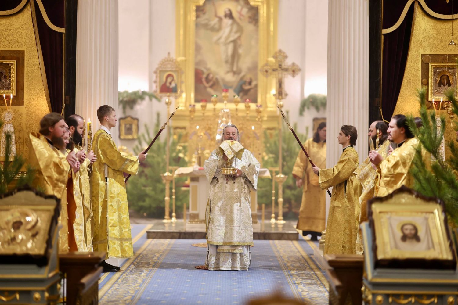 В новогоднюю ночь митрополит Кирилл совершил Литургию в Казанском кафедральном соборе