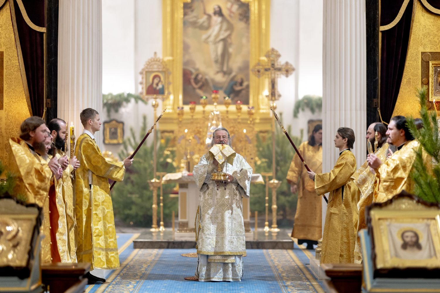 В новогоднюю ночь митрополит Кирилл совершил Литургию в Казанском кафедральном соборе