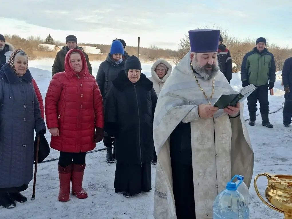 На возрождающийся Спасский храм в селе Караваево установлены купол и крест