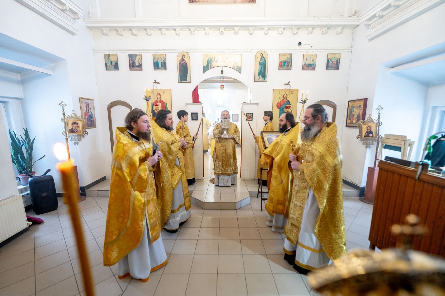 В день памяти Анастасии Узорешительницы митрополит Кирилл совершил Литургию в Благовещенском храме села Русские Казыли