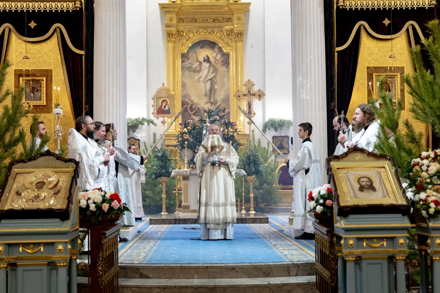 В Рождественский сочельник митрополит Кирилл совершил Литургию в Казанском кафедральном соборе