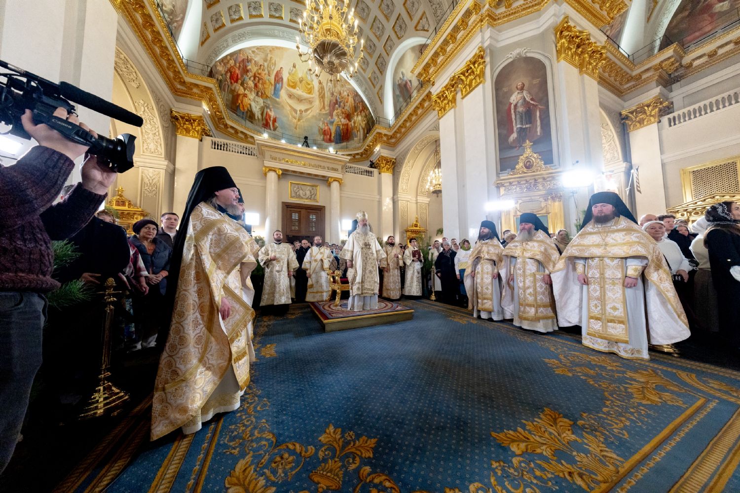 В Рождественскую ночь митрополит Кирилл совершил праздничную Литургию в Казанском соборе столицы Татарстана