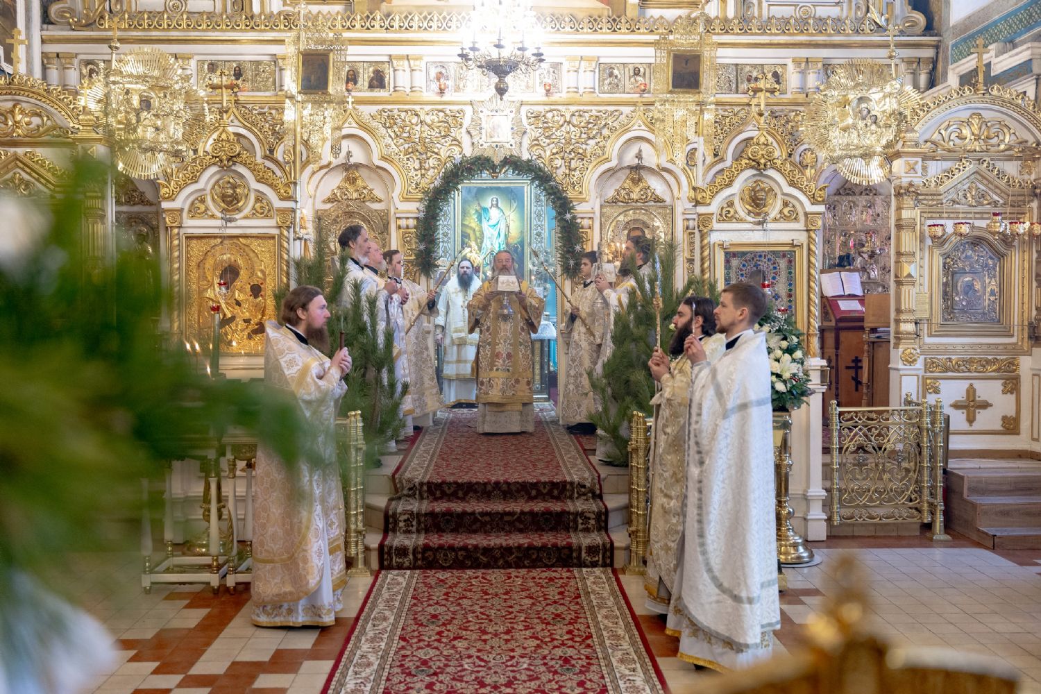 В праздник Собора Пресвятой Богородицы митрополит Кирилл возглавил Литургию в Никольском соборе Казани