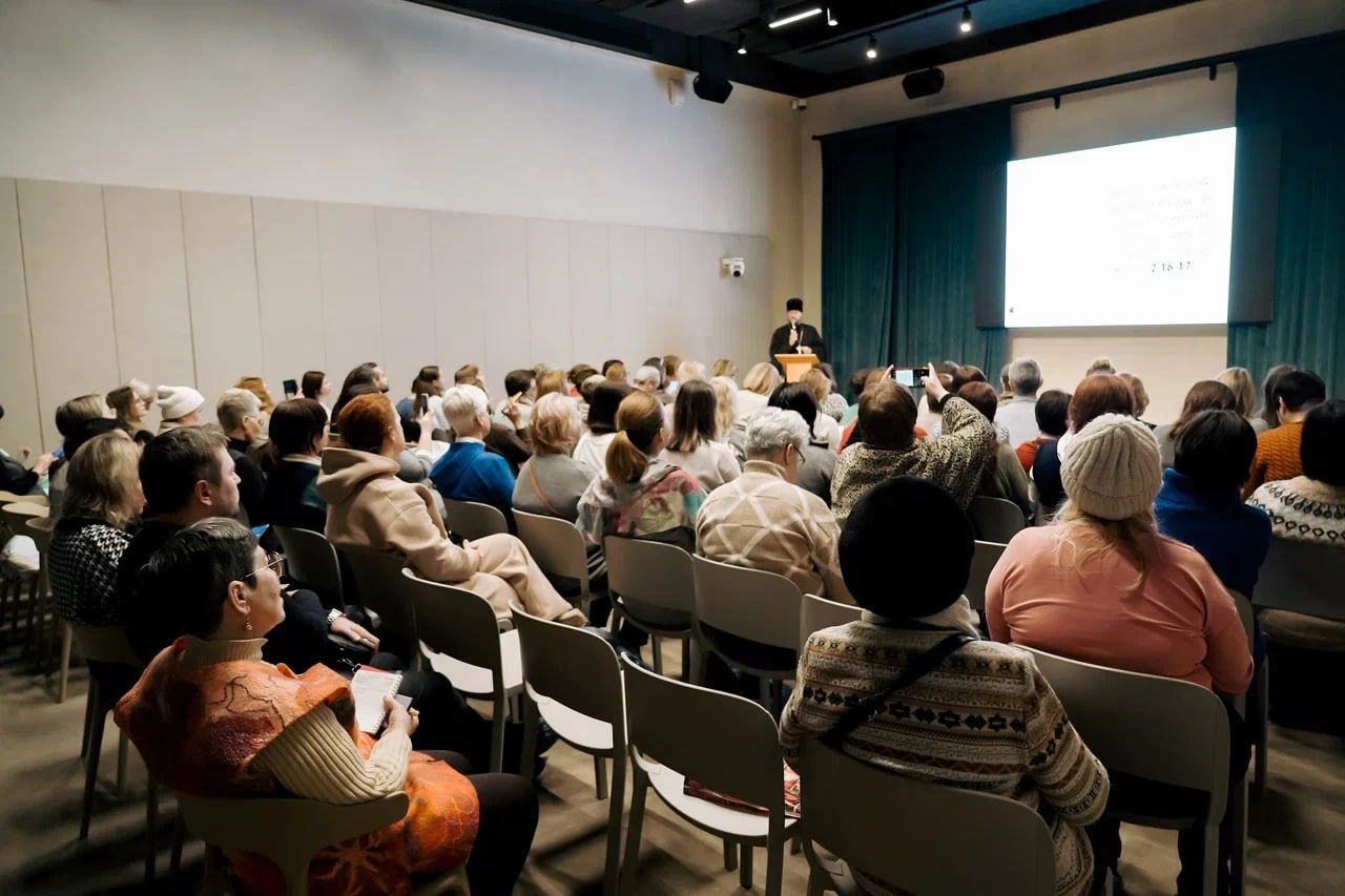 Священник Казанской епархии проводит просветительские беседы с будущими экскурсоводами Казанского кремля