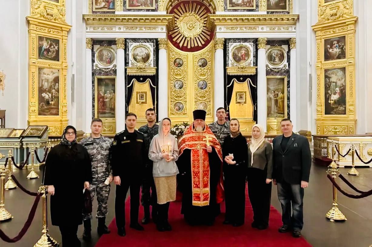 В день памяти великомученика Феодора Стратилата сотрудники УФССП помолились в Казанском соборе