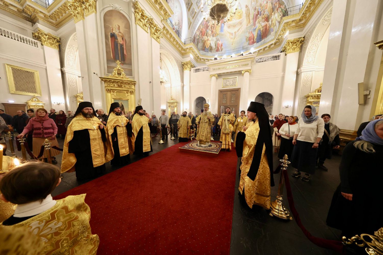 В канун Недели сыропустной митрополит Кирилл совершил всенощное бдение в Казанском кафедральном соборе