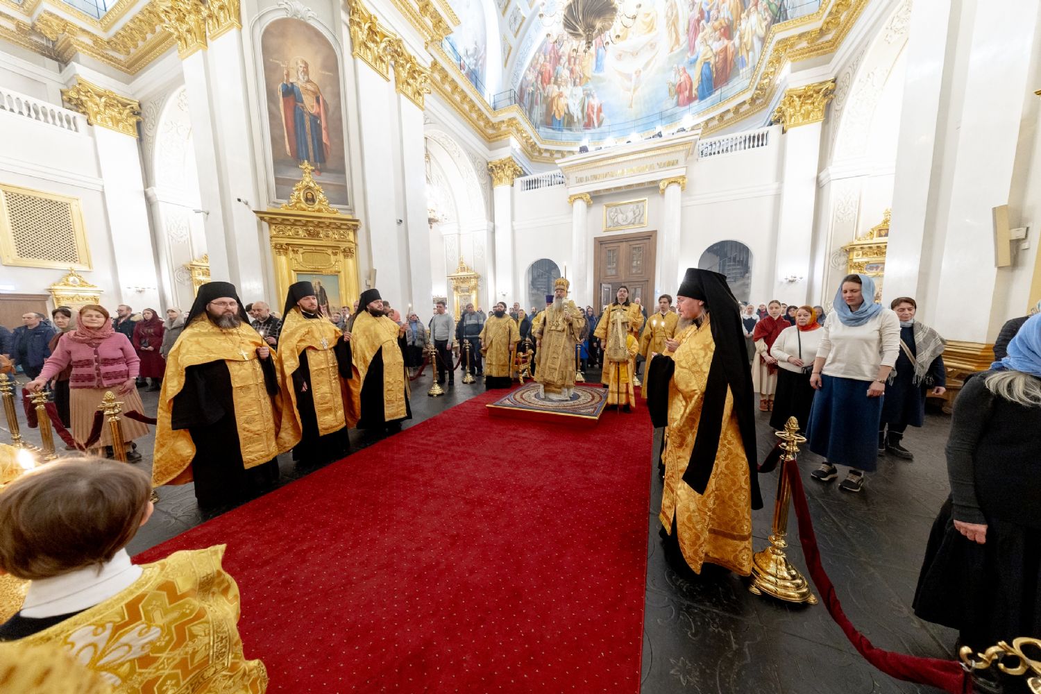 В канун Недели сыропустной митрополит Кирилл совершил всенощное бдение в Казанском кафедральном соборе