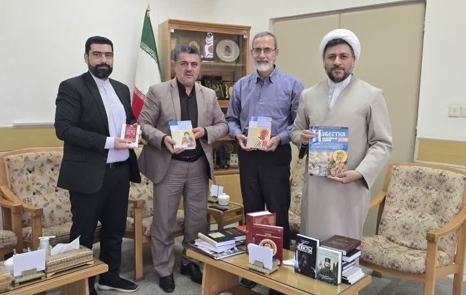 Казанская семинария передала православную литературу Международному университету Аль-Мустафа