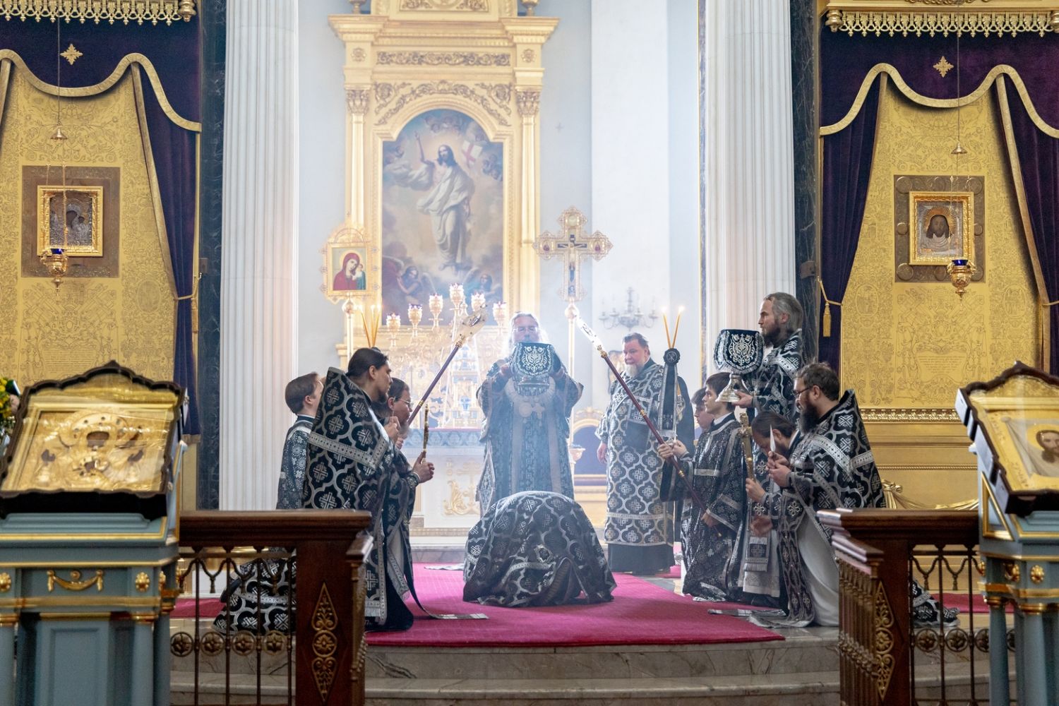 Митрополит Кирилл совершил в Казанском кафедральном соборе первую в этом году Литургию Преждеосвящённых Даров