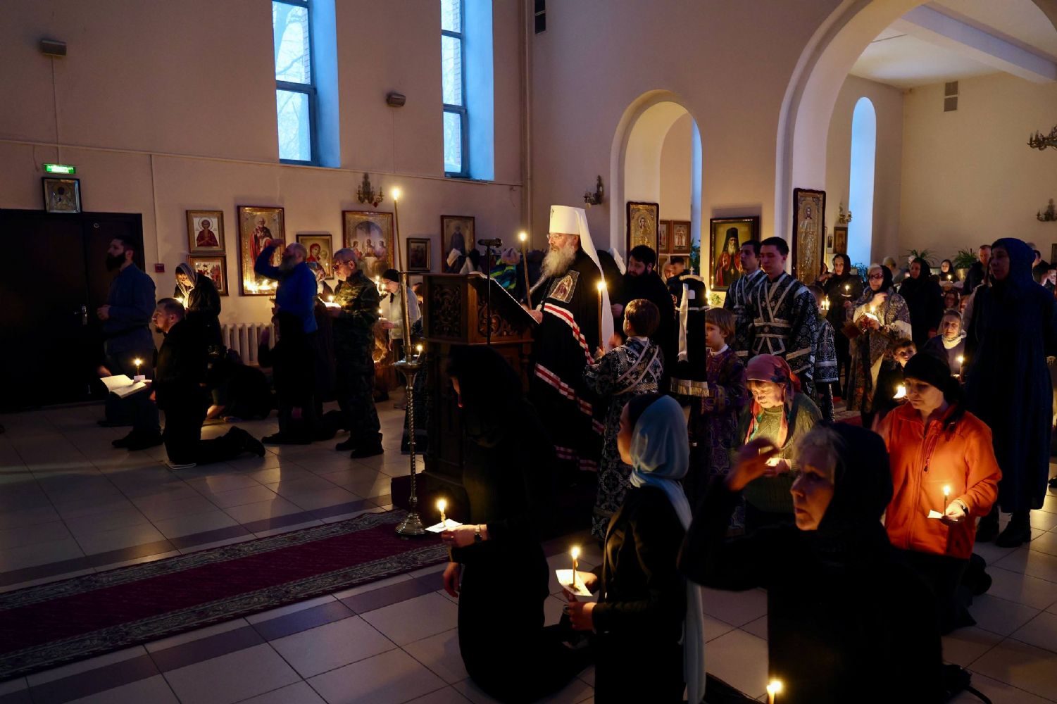 Митрополит Кирилл совершил повечерие с чтением четвёртой части канона преподобного Андрея Критского в Успенском храме в Дербышках