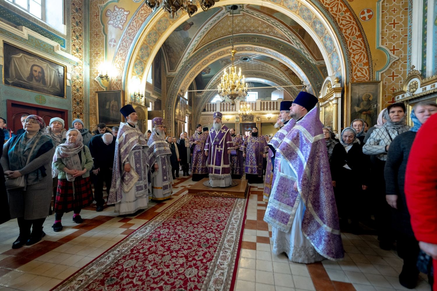 В субботу первой седмицы Великого поста митрополит Кирилл совершил Божественную литургию в Никольском соборе Казани