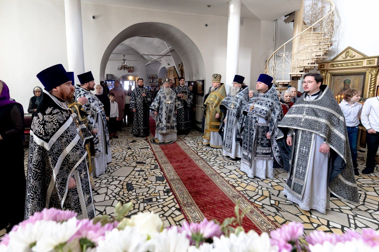 Митрополит Кирилл совершил Литургию Преждеосвященных Даров в Пятницком храме Казани