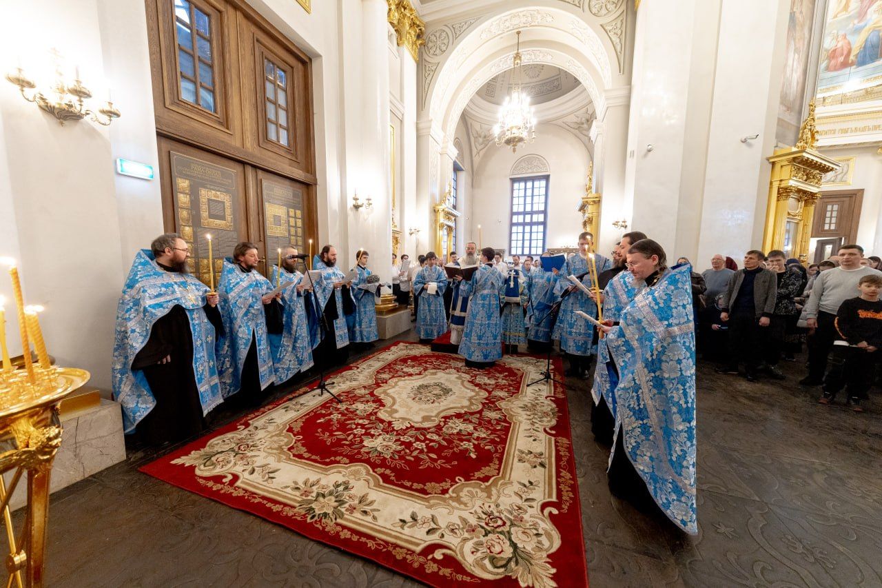 В канун Субботы Акафиста митрополит Кирилл совершил вечернее богослужение в Казанском кафедральном соборе