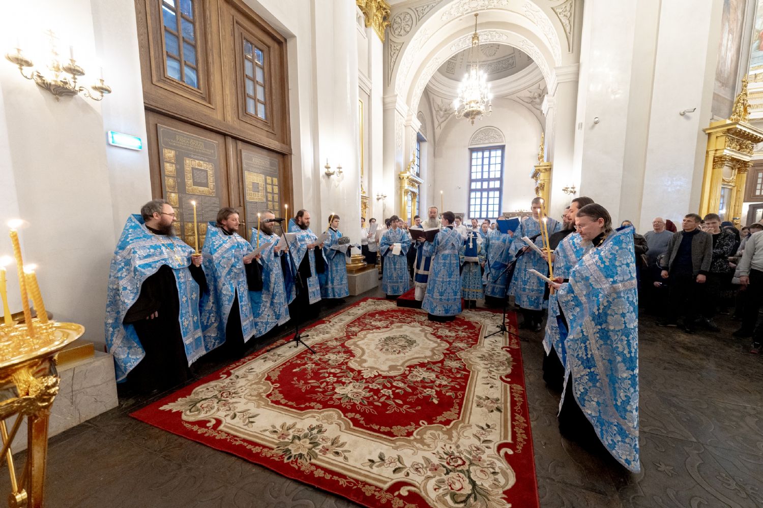 В канун Субботы Акафиста митрополит Кирилл совершил вечернее богослужение в Казанском кафедральном соборе