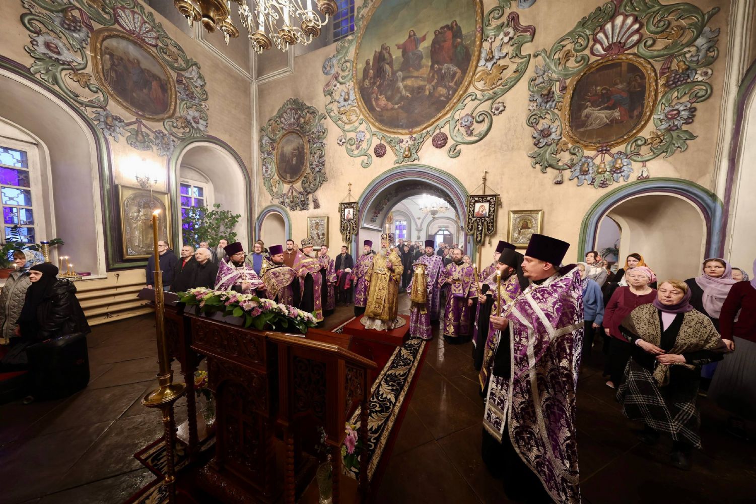 В канун Недели 5-й Великого поста митрополит Кирилл совершил всенощное бдение в Петропавловском соборе Казани