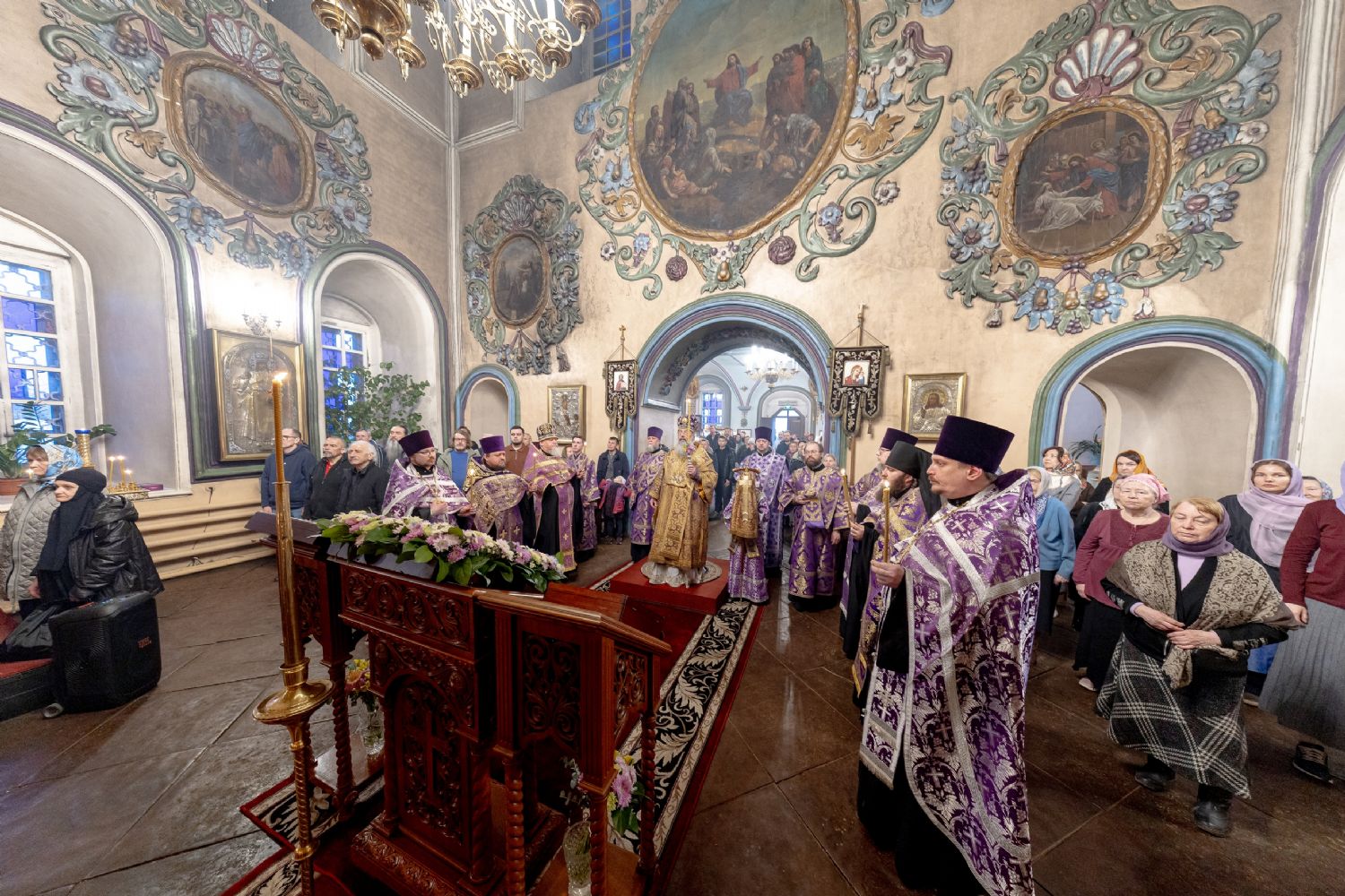 В канун Недели 5-й Великого поста митрополит Кирилл совершил всенощное бдение в Петропавловском соборе Казани
