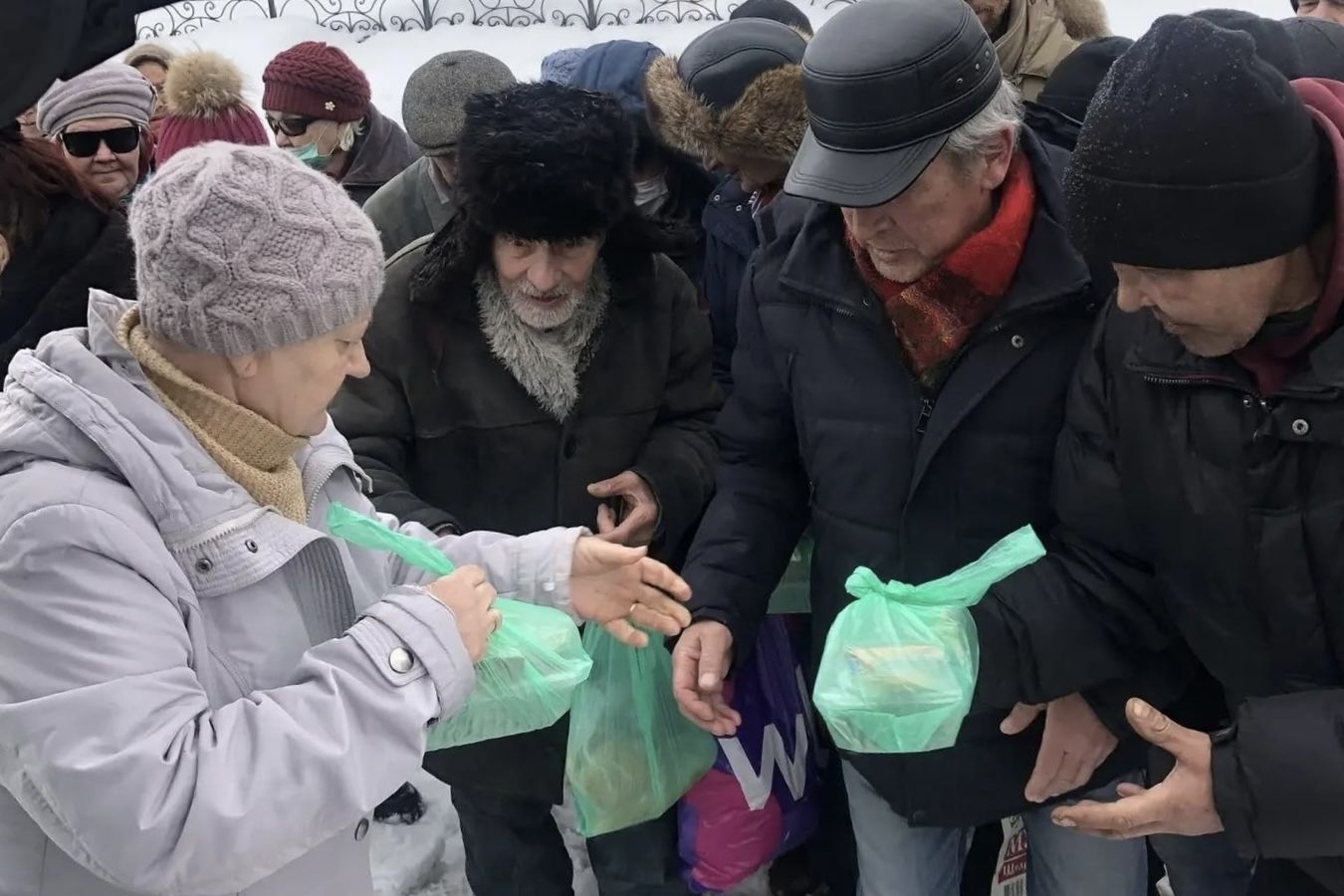 Свято-Ксениевское сестричество милосердия организует раздачу горячего питания нуждающимся жителям Альметьевска