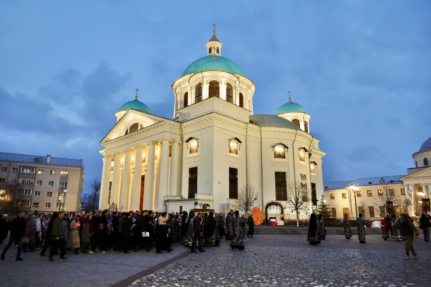 В канун Великой Субботы митрополит Кирилл совершил в Казанском соборе утреню с чином погребения Спасителя