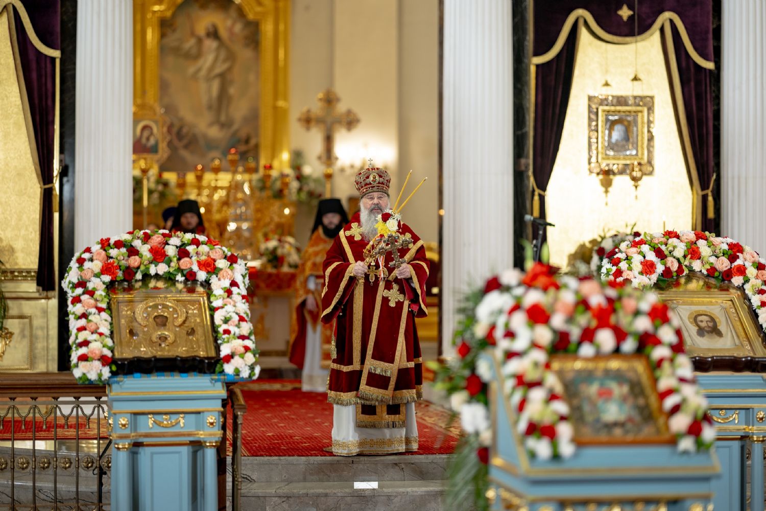 В Пасхальную ночь митрополит Кирилл возглавил праздничное богослужение в Казанском кафедральном соборе