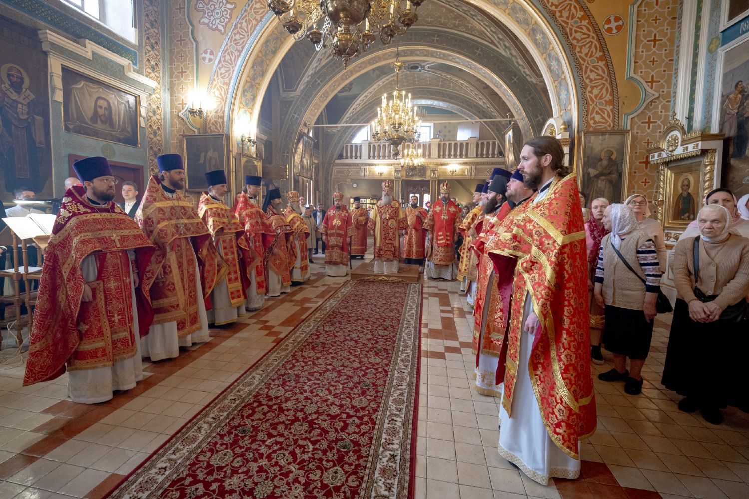 В понедельник Светлой седмицы митрополит Кирилл совершил Литургию в Никольском соборе Казани