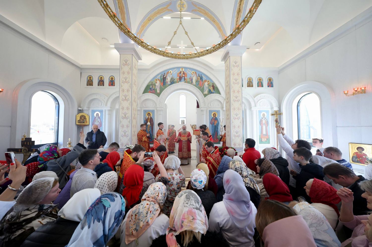 В четверг Светлой седмицы митрополит Кирилл совершил Литургию в храме иконы Богородицы «Целительница» на территории ДРКБ
