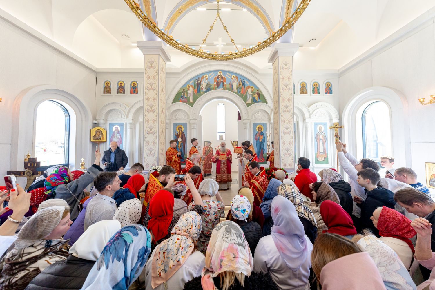 В четверг Светлой седмицы митрополит Кирилл совершил Литургию в храме иконы Богородицы «Целительница» на территории ДРКБ