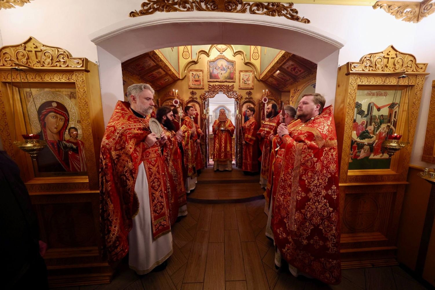 В субботу 2-й седмицы по Пасхе митрополит Кирилл совершил Литургию в Богородице-Рождественском храме при исправительной колонии № 5