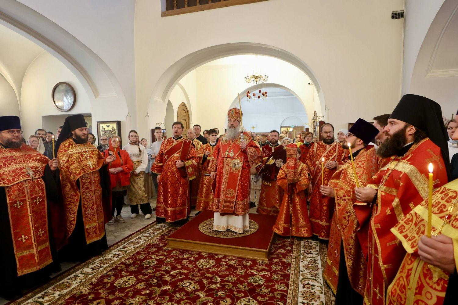 В канун Недели 3-й по Пасхе митрополит Кирилл совершил всенощное бдение в Варваринском храме Казани
