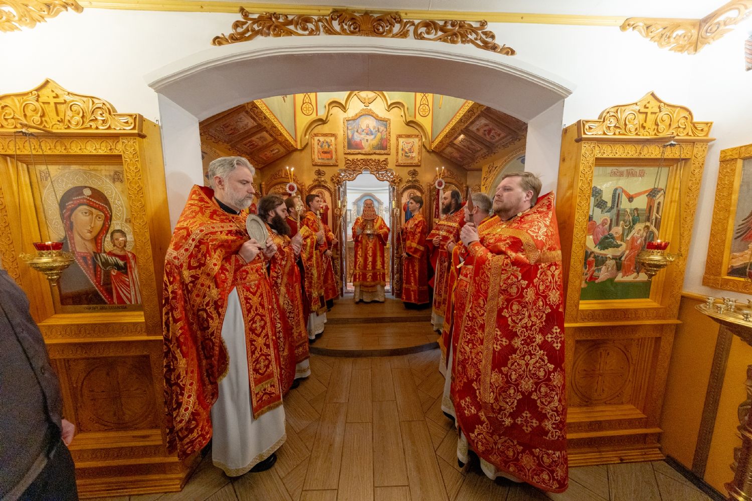 В субботу 2-й седмицы по Пасхе митрополит Кирилл совершил Литургию в Богородице-Рождественском храме при исправительной колонии № 5