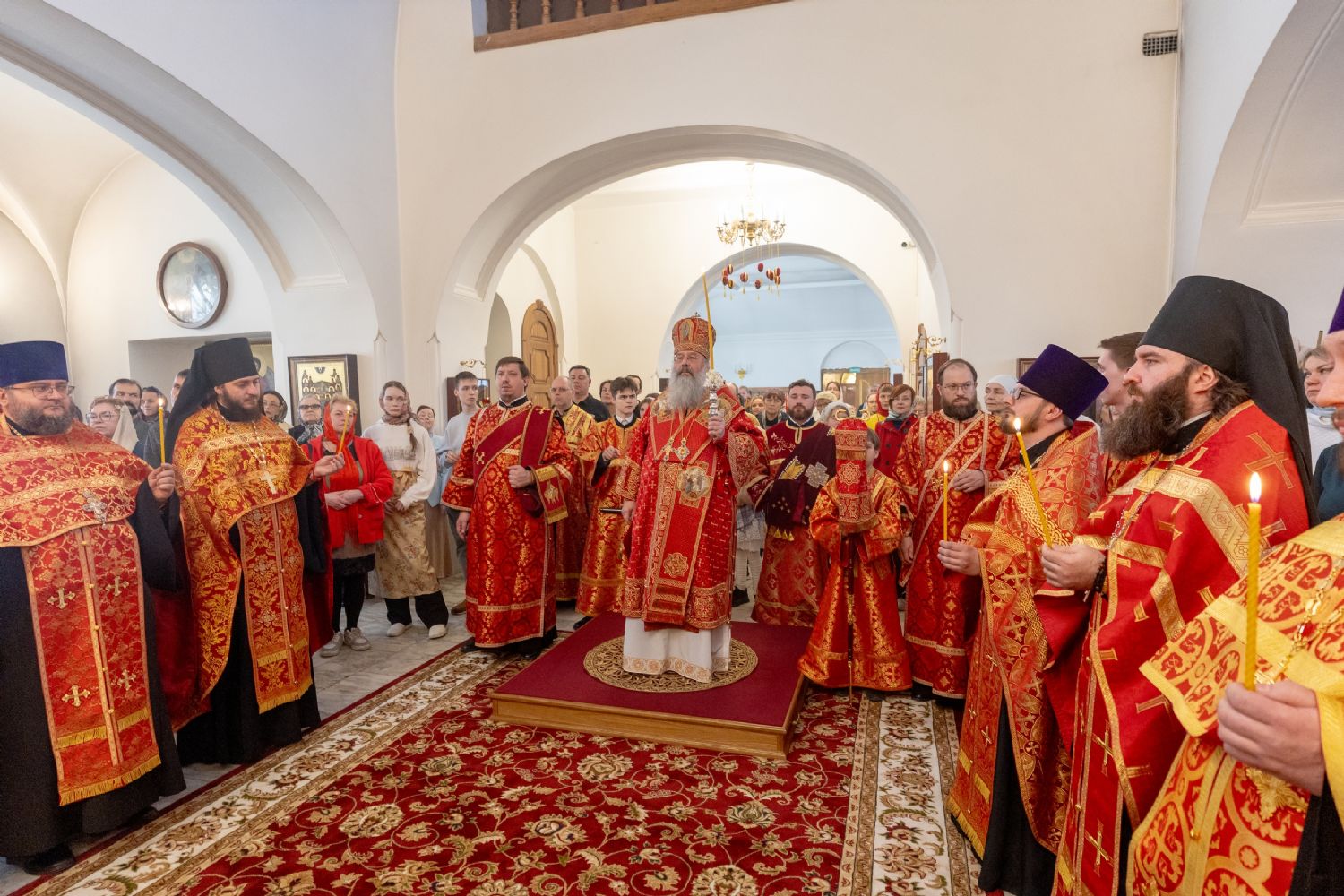 В канун Недели 3-й по Пасхе митрополит Кирилл совершил всенощное бдение в Варваринском храме Казани