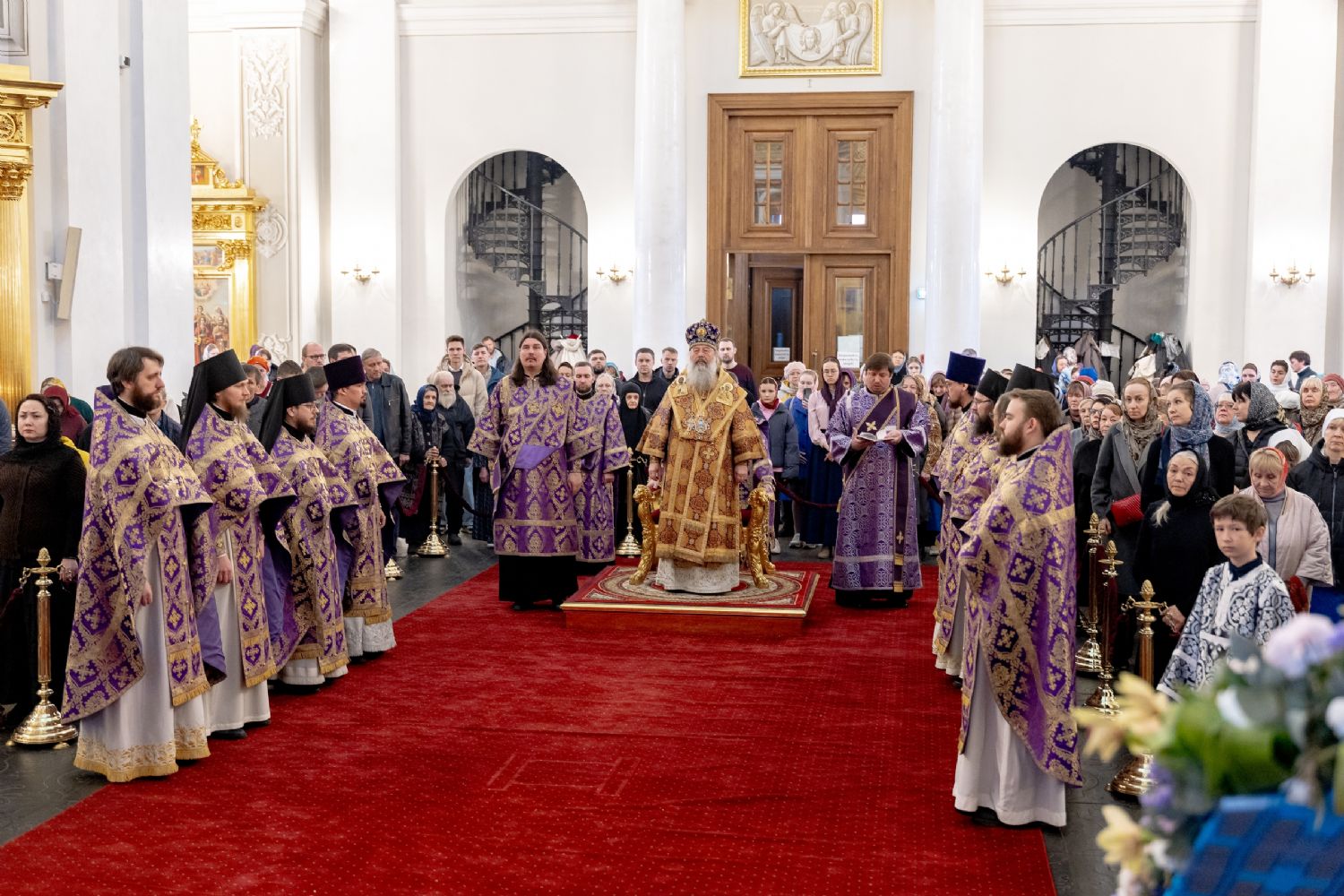 В четверг Страстной седмицы митрополит Кирилл совершил Литургию в Казанском кафедральном соборе