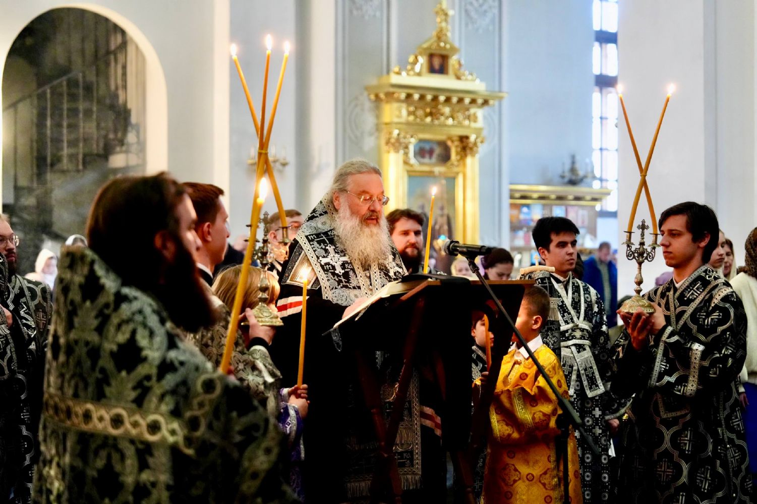 В канун Великого Четвертка митрополит Кирилл совершил вечернее богослужение в Казанском кафедральном соборе