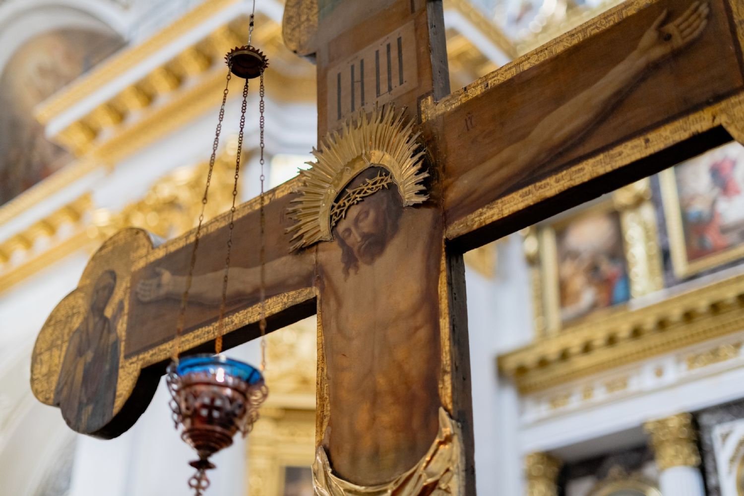 В канун Великой Пятницы митрополит Кирилл совершил утреню с чтением 12-ти Страстных Евангелий в Казанском соборе