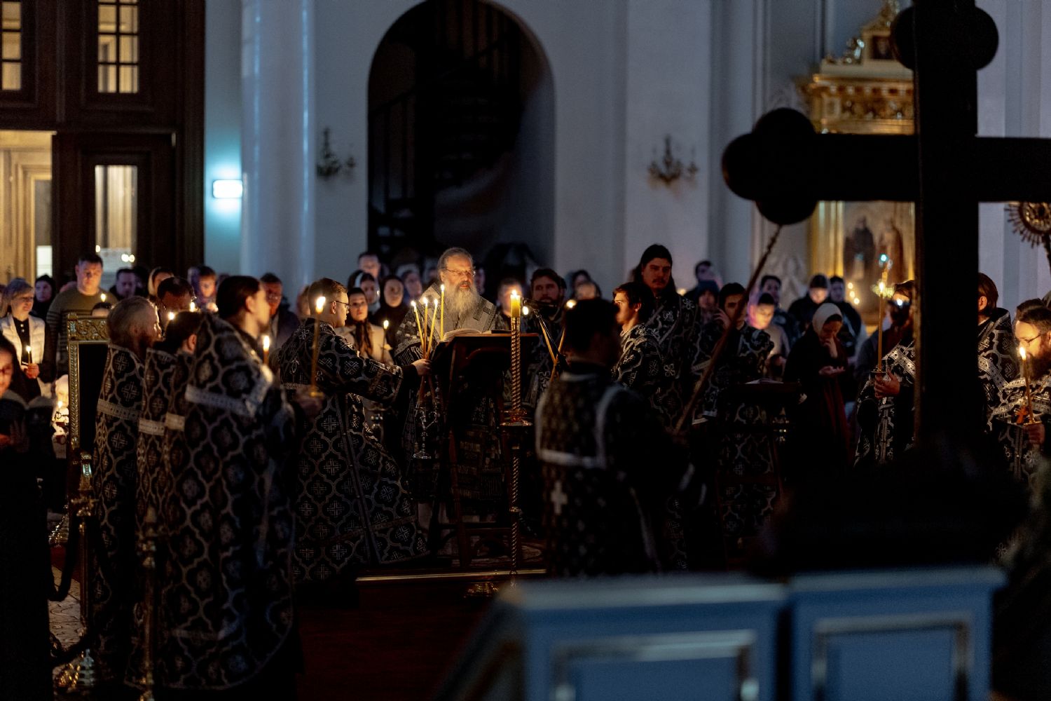 В канун Великой Пятницы митрополит Кирилл совершил утреню с чтением 12-ти Страстных Евангелий в Казанском соборе