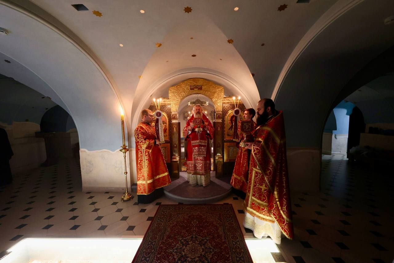 В день памяти благоверных князей Бориса и Глеба митрополит Кирилл совершил Литургию в Пещерном храме Казанского собора
