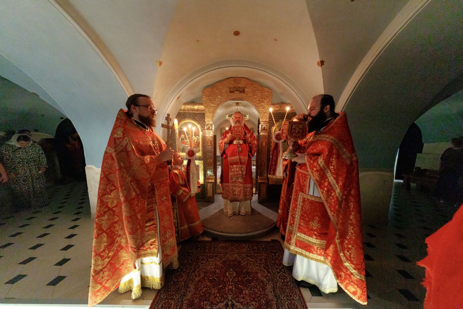В день рождения страстотерпца царя Николая II митрополит Кирилл совершил Литургию в Пещерном храме Казанского собора