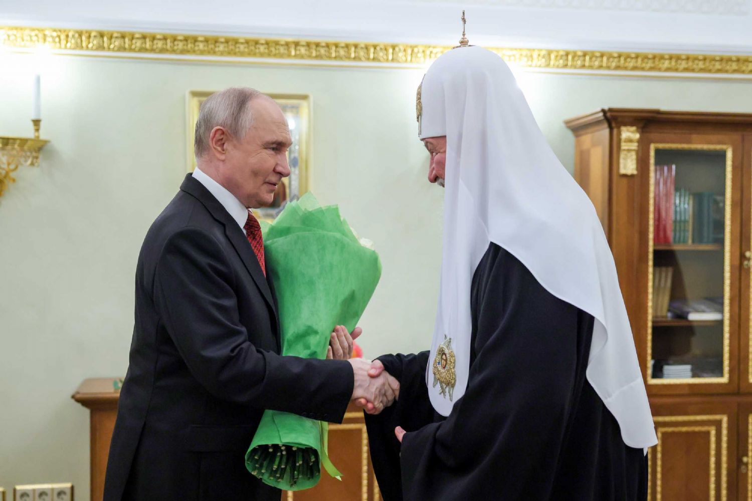 Президент России В.В. Путин поздравил Святейшего Патриарха Кирилла с днем тезоименитства