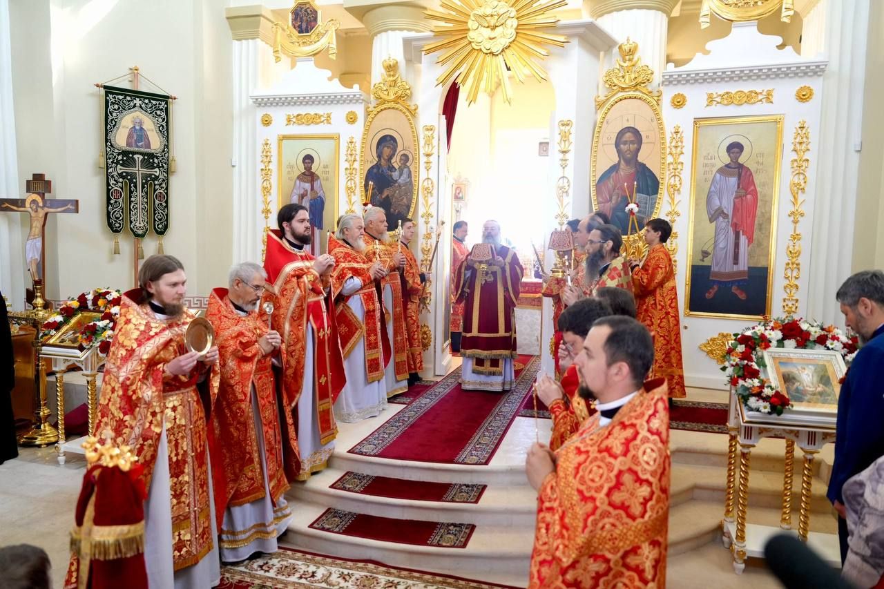 В день памяти великомученика Георгия митрополит Кирилл совершил Литургию в храме-памятнике Спаса Нерукотворного на Казанке