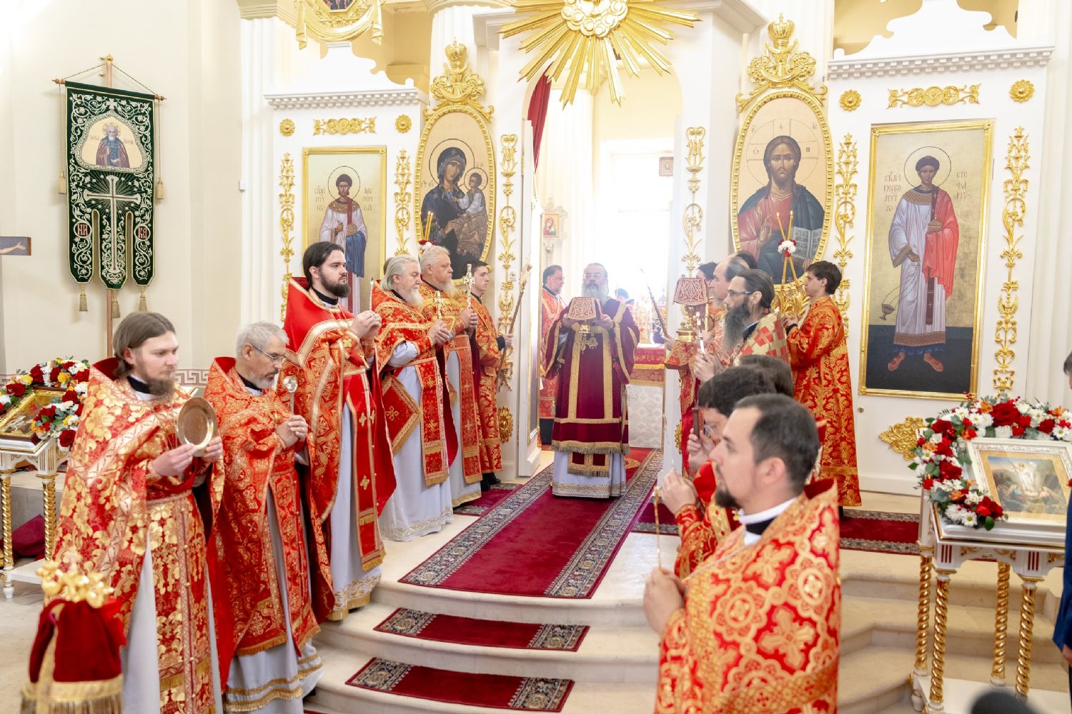 В день памяти великомученика Георгия митрополит Кирилл совершил Литургию в храме-памятнике Спаса Нерукотворного на Казанке