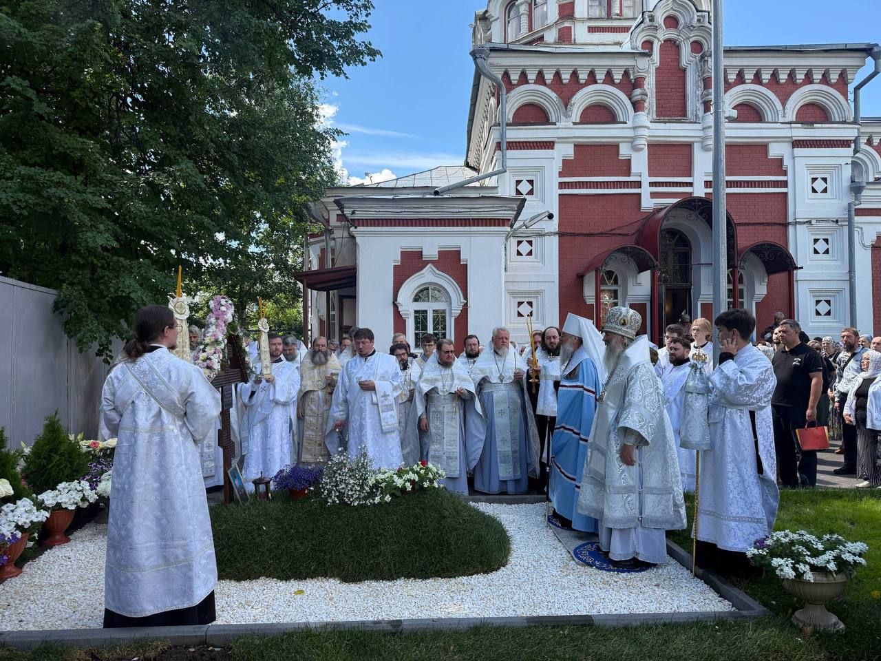 Митрополит Иоанн и митрополит Кирилл совершили панихиду на могиле протоиерея Виталия Тимофеева