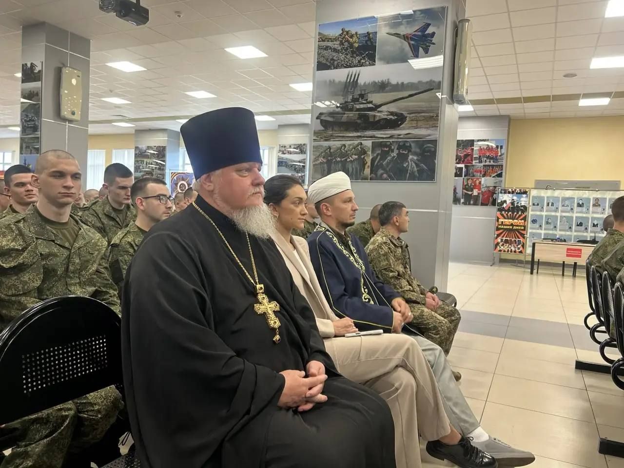 Священнослужитель напутствовал призывников, отправляющихся к местам прохождения срочной службы