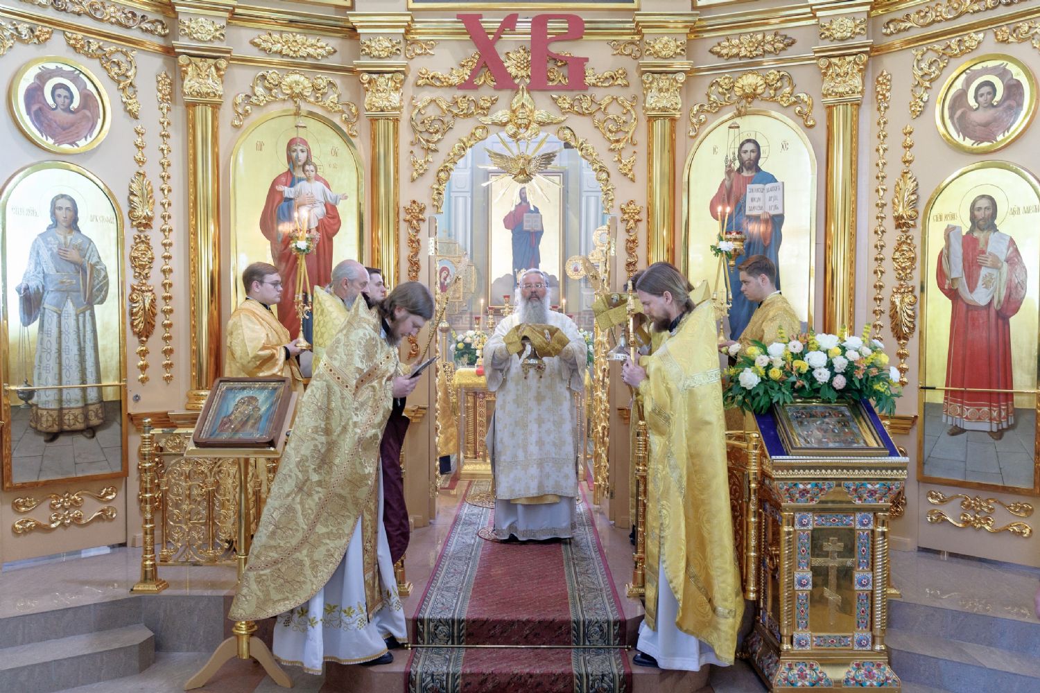 В Неделю Всех святых митрополит Кирилл совершил Литургию в храме Рождества Иоанна Предтечи в селе Ключищи